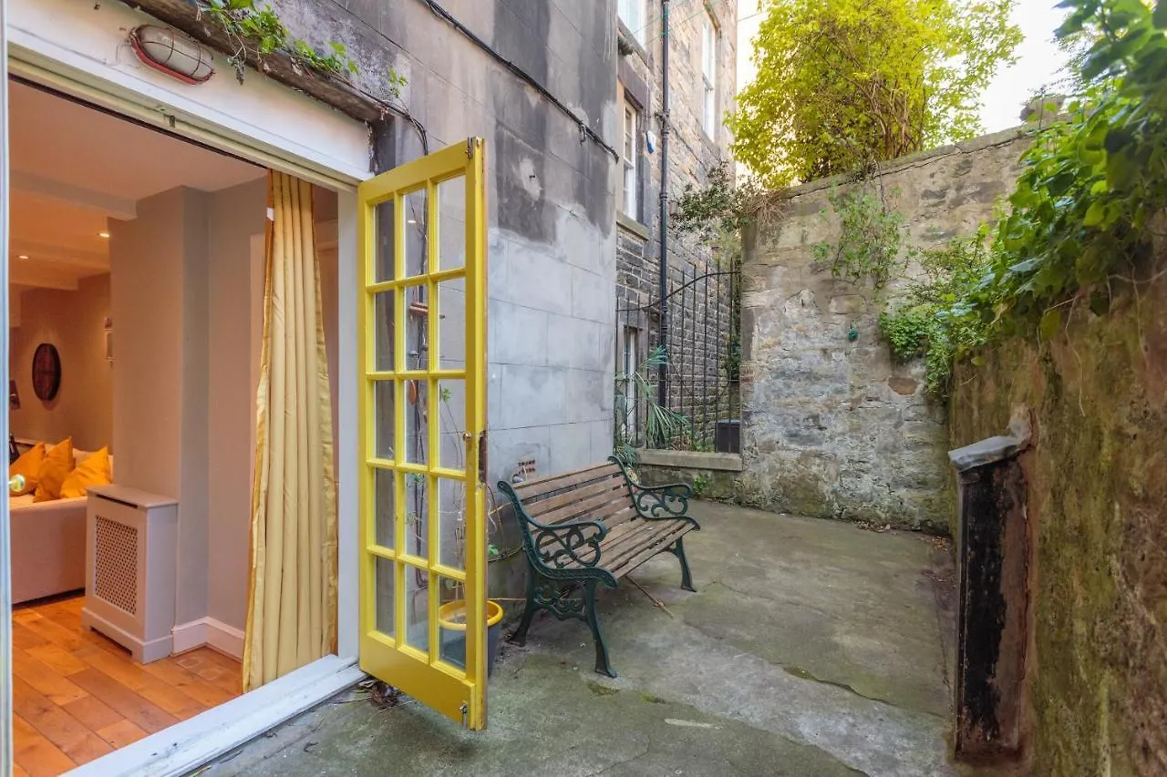Ferienwohnung Beautiful Hideout In Center Of EDI Apartment