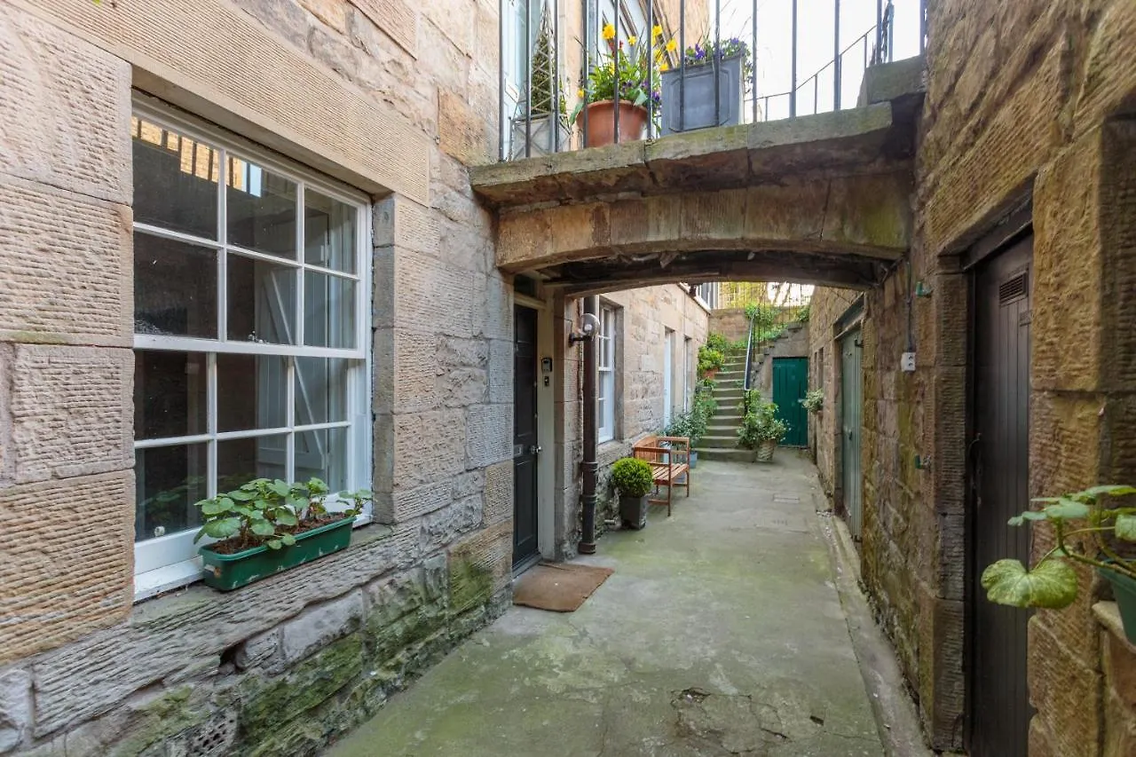 Ferienwohnung Beautiful Hideout In Center Of EDI Edinburgh