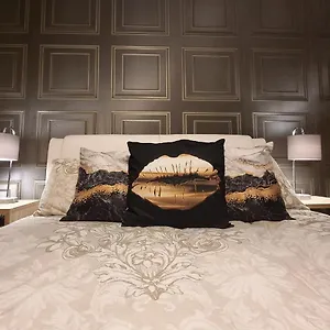 Spacious House Skyline And Mountain Views Close Too Centre And Airports Free Parking , Belfast United Kingdom